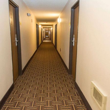 Super 8 By Wyndham Concordia Hotel Екстериор снимка
