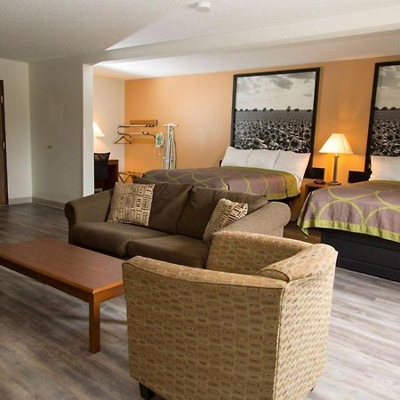Super 8 By Wyndham Concordia Hotel Екстериор снимка