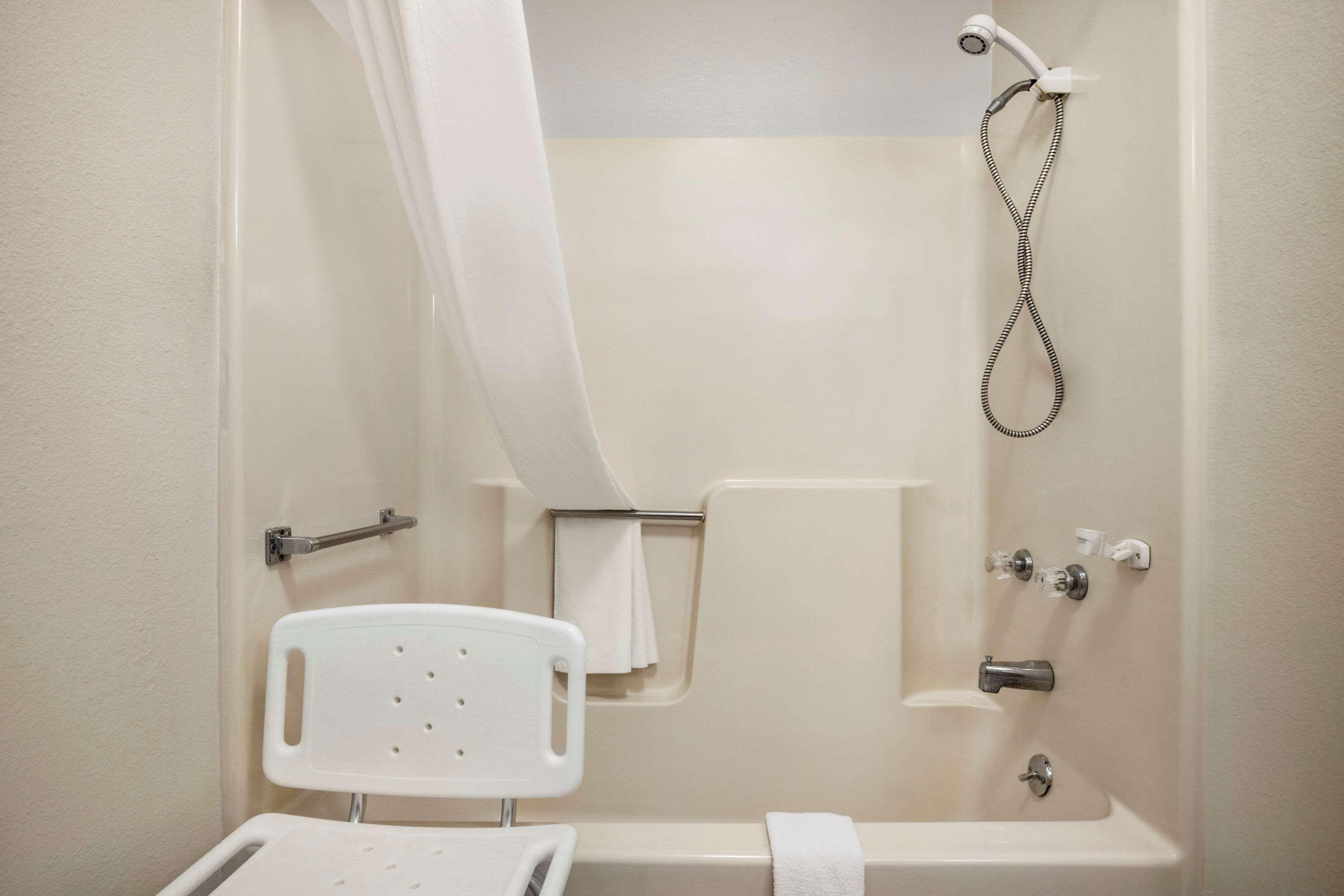 Super 8 By Wyndham Concordia Hotel Екстериор снимка