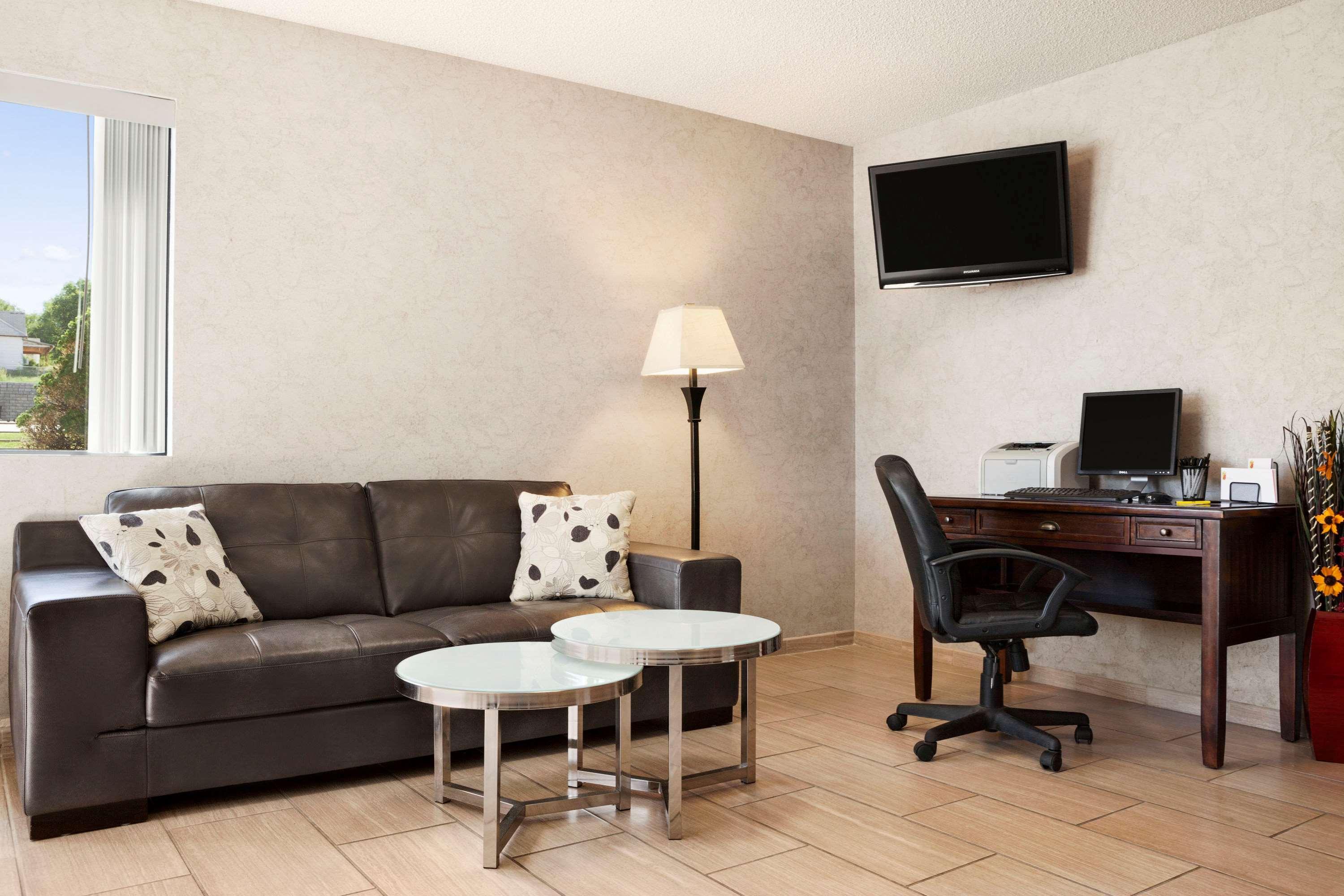 Super 8 By Wyndham Concordia Hotel Екстериор снимка