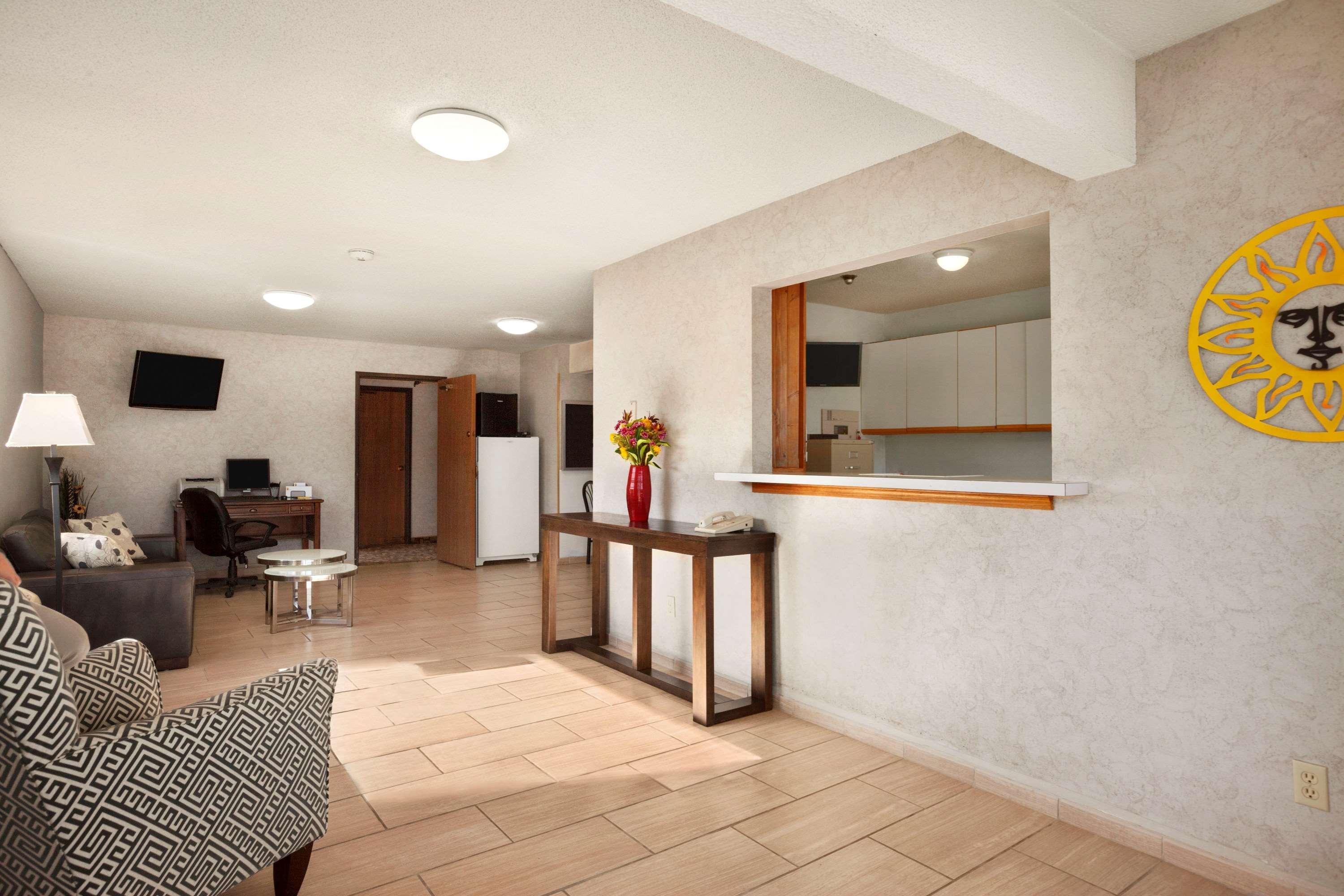 Super 8 By Wyndham Concordia Hotel Екстериор снимка