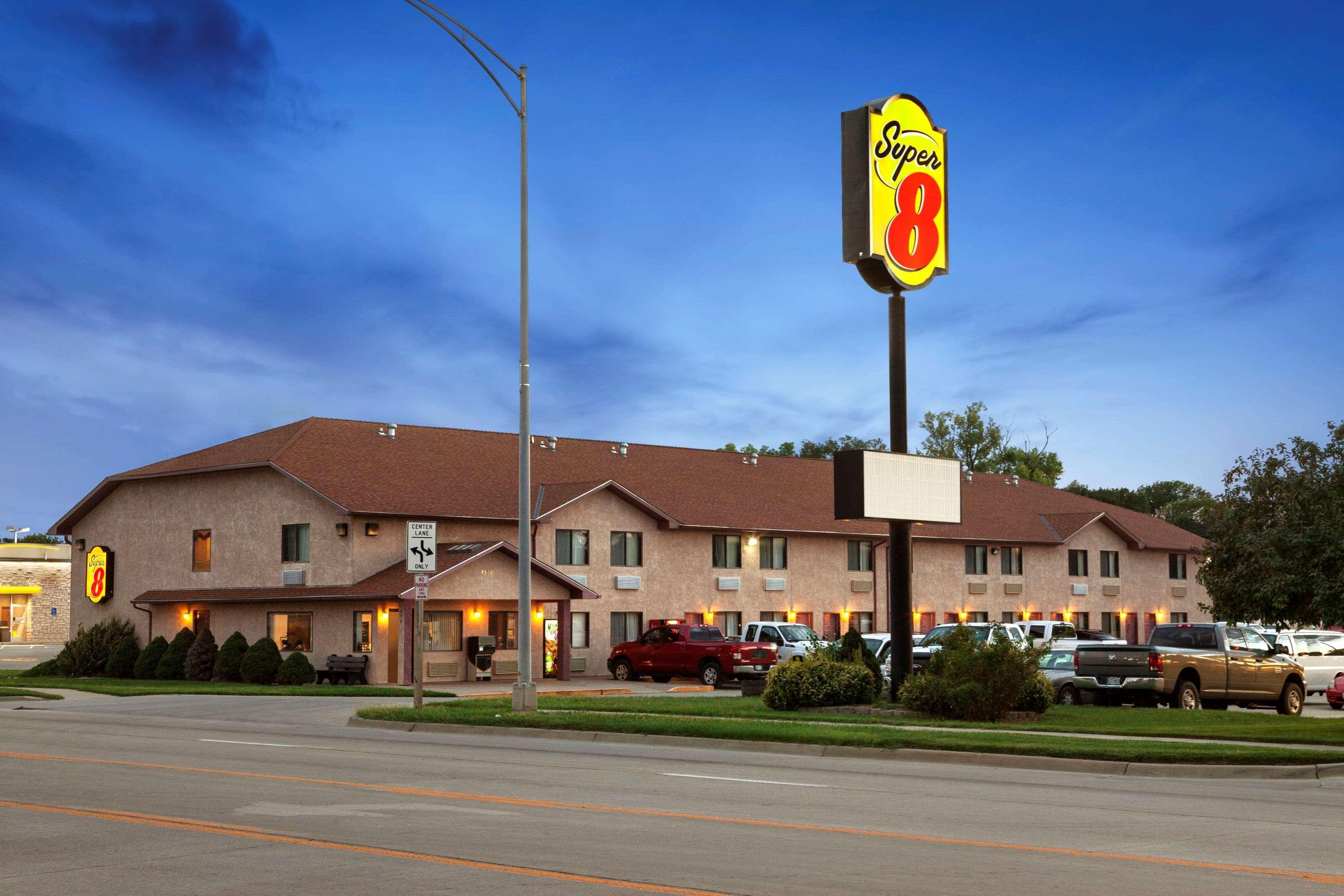 Super 8 By Wyndham Concordia Hotel Екстериор снимка