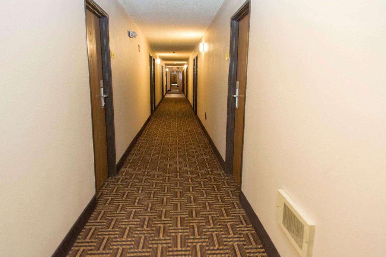Super 8 By Wyndham Concordia Hotel Екстериор снимка