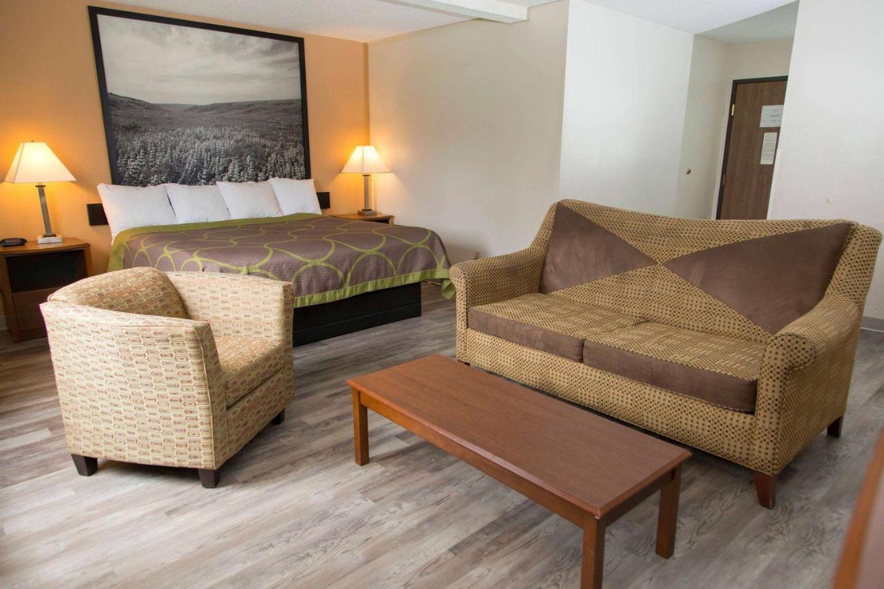 Super 8 By Wyndham Concordia Hotel Екстериор снимка