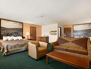 Super 8 By Wyndham Concordia Hotel Екстериор снимка
